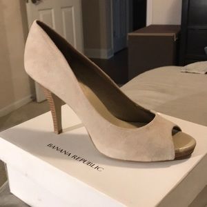 Banana Republic sandalwood suede peep toe heels